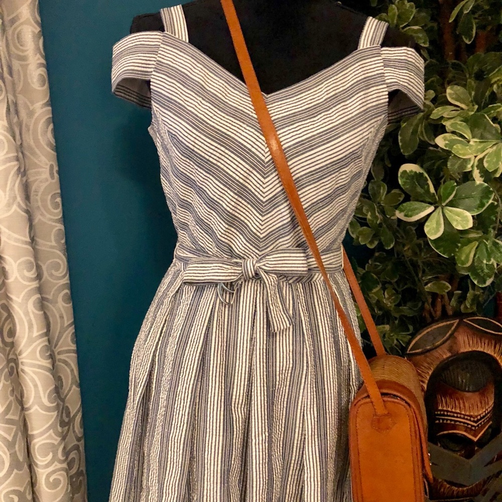 💕NWT Beautiful Cold Shoulder WHBM Garden Dress🎊